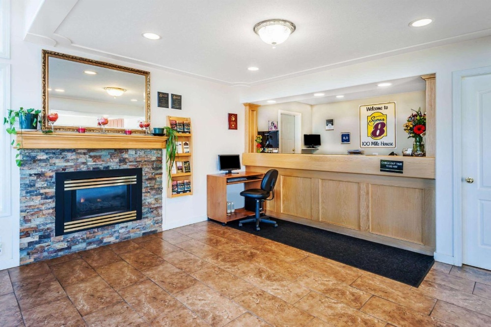 Super 8 by Wyndham 100 Mile House Main image